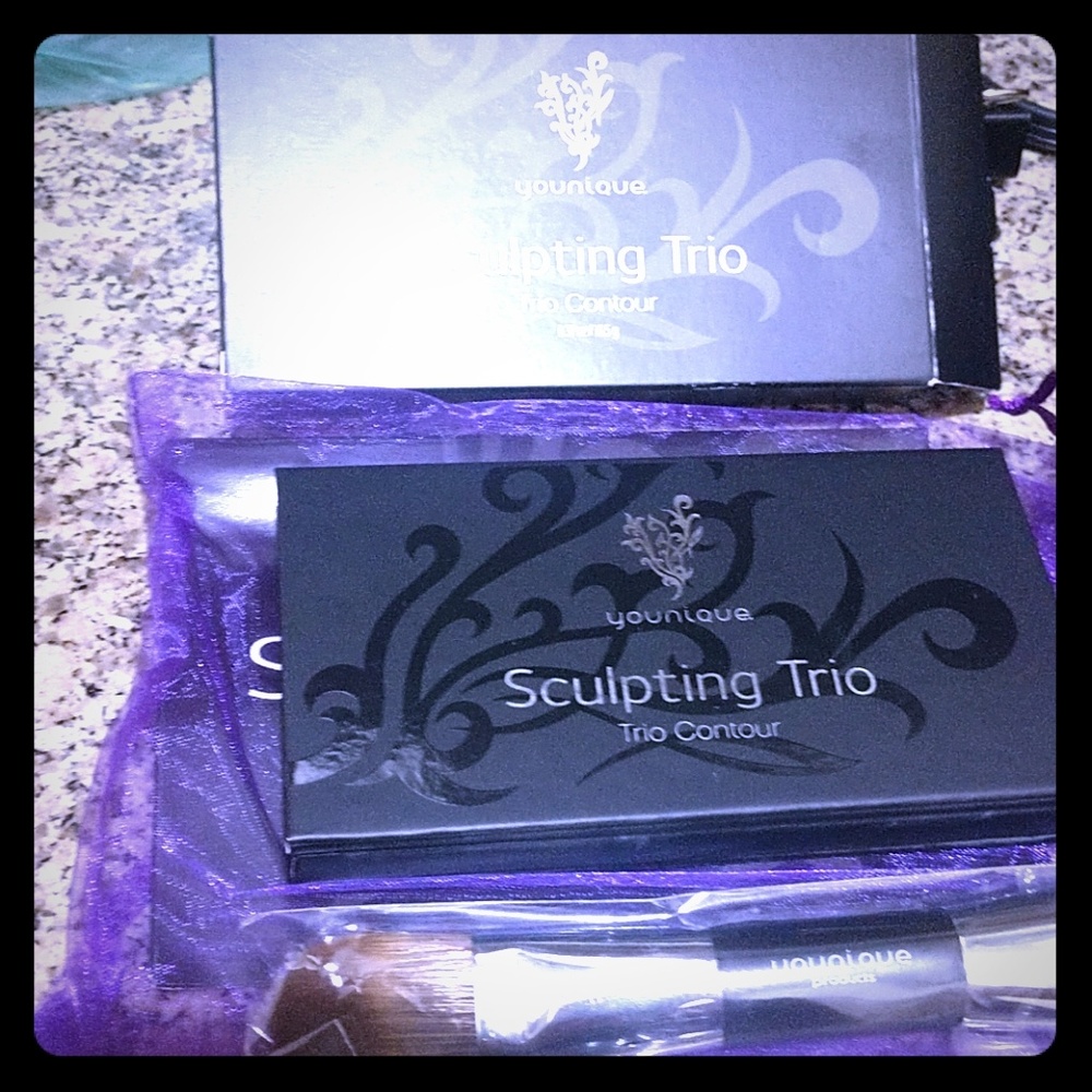 Younique sculpting trio and brush